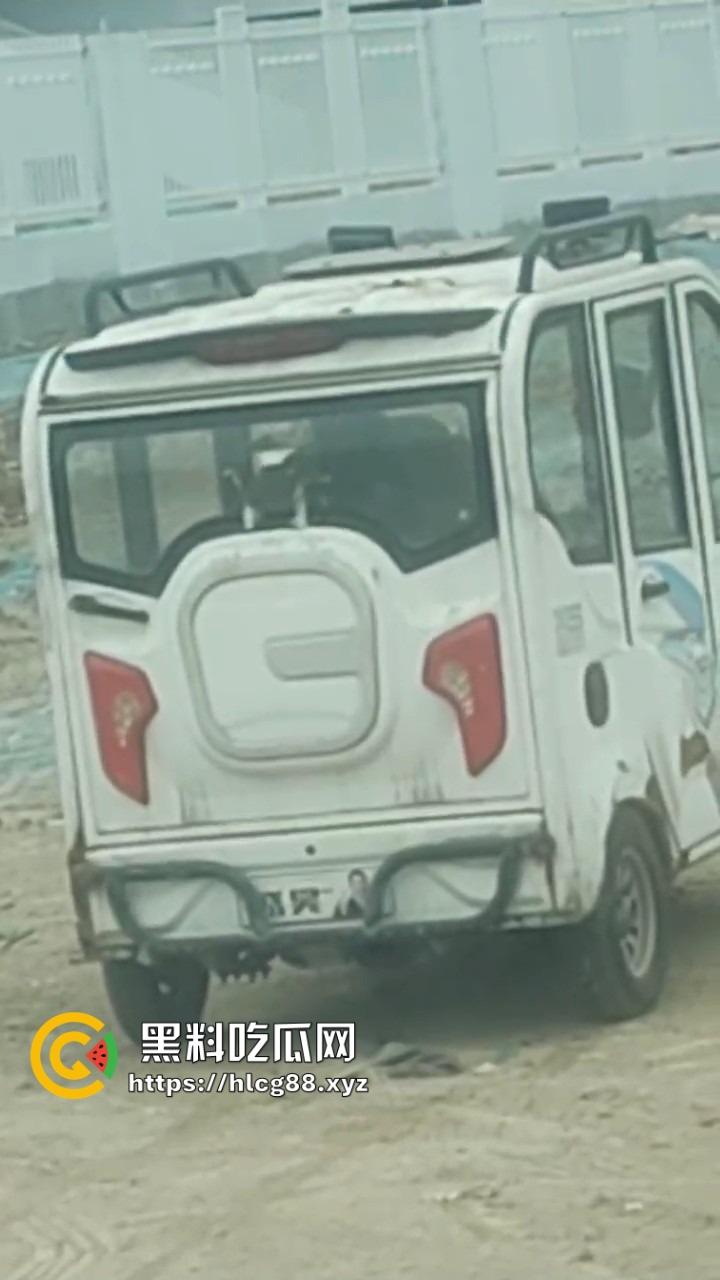 大爷老头乐三蹦子车震操大妈，1分钟干翻大妈让人爽整天，大姐裤子一提骑电驴，满脸淫笑回家做饭！-5