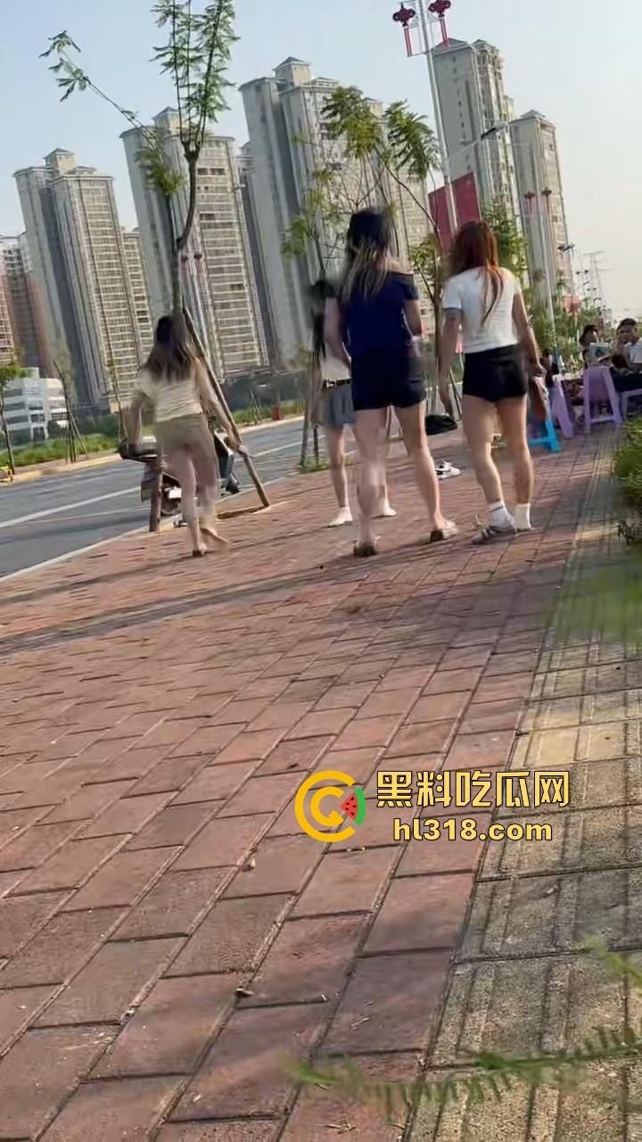 最爱看女人打架了，打得确实够猛，直接一群姐妹围上去，一个酒瓶子疯狂敲，旁边男的都看呆了！-6
