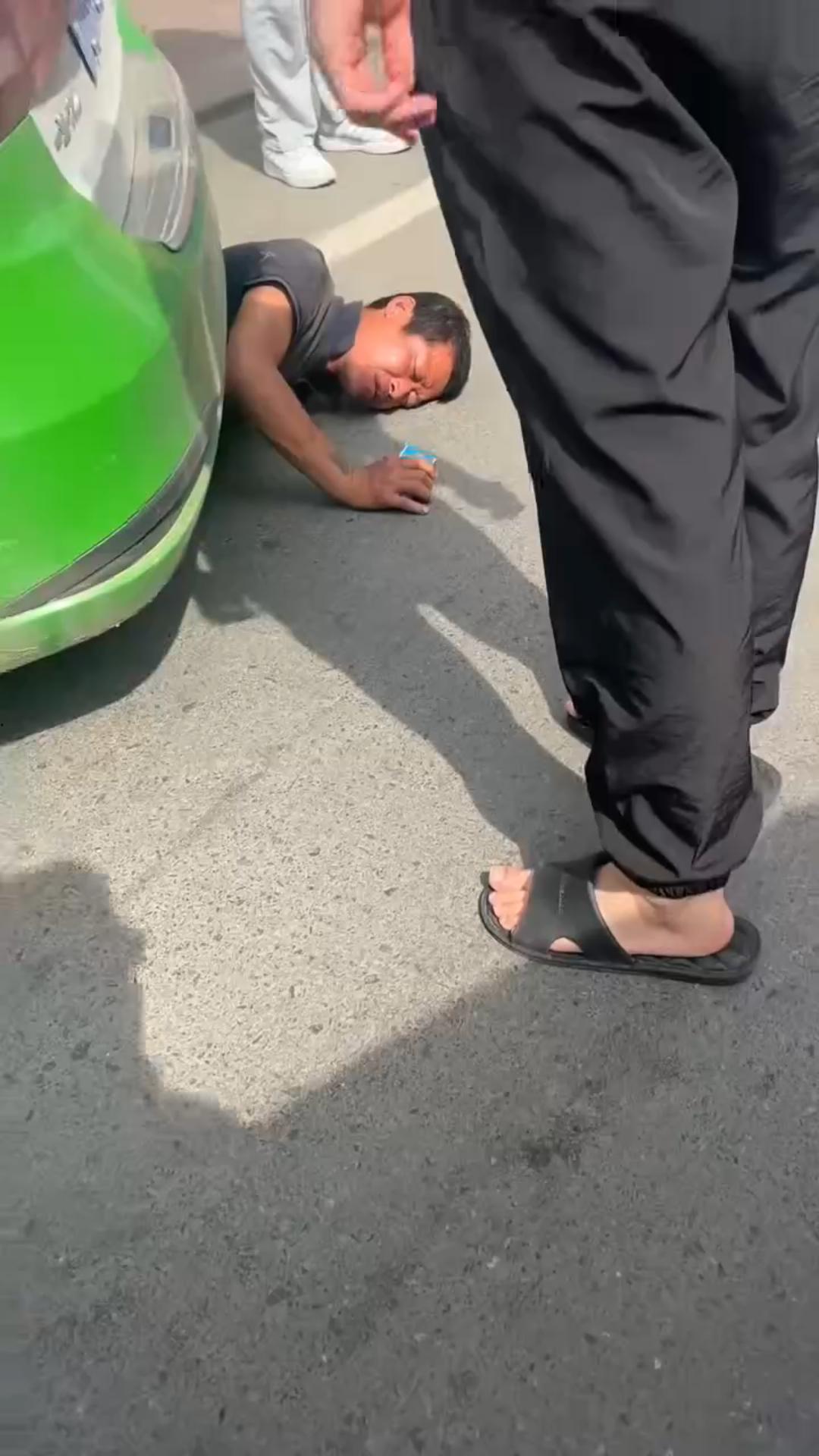 绥化庆安车祸惊魂：的士车惊险碾压男子，众人齐心搬车救人，男子一开口竟让众人哭笑不得-1