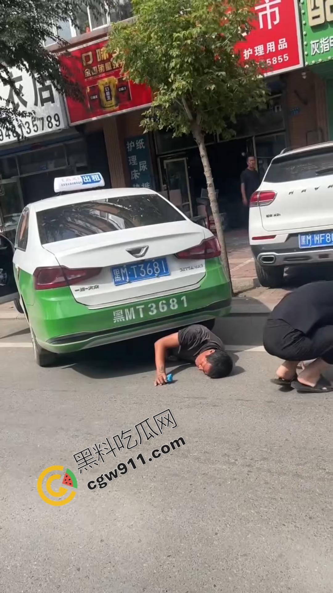 绥化庆安车祸惊魂：的士车惊险碾压男子，众人齐心搬车救人，男子一开口竟让众人哭笑不得-4