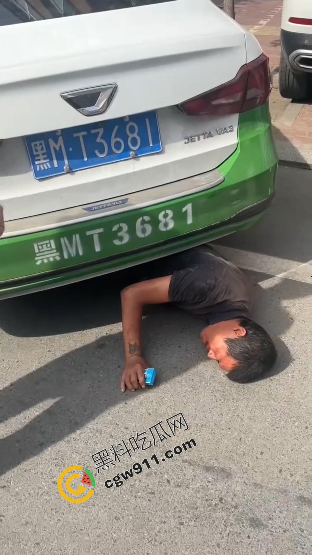 绥化庆安车祸惊魂：的士车惊险碾压男子，众人齐心搬车救人，男子一开口竟让众人哭笑不得-5