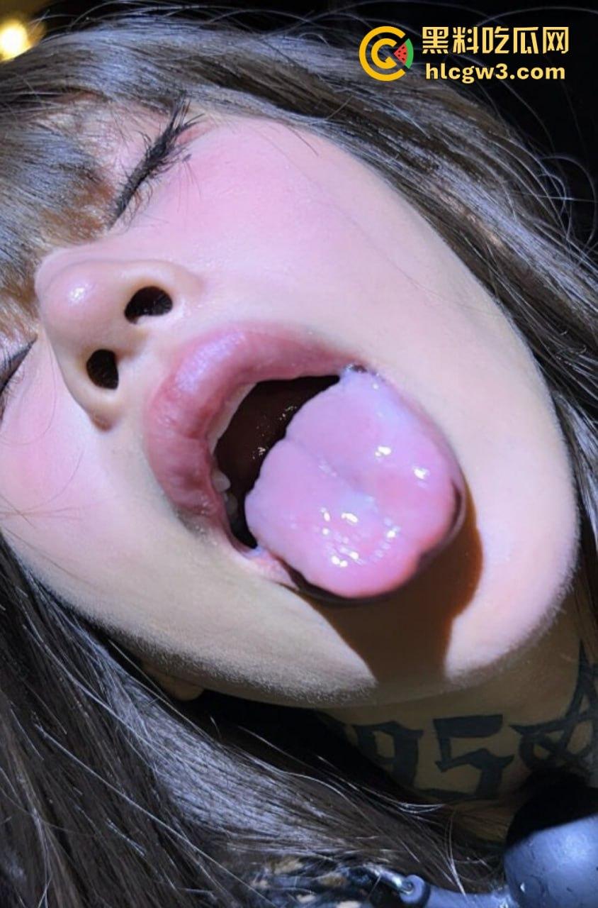 OF的【高乔尤美】最新私拍火爆出圈，花臂纹身配丰唇童颜，巨乳摇晃间尽显骚劲儿！-10