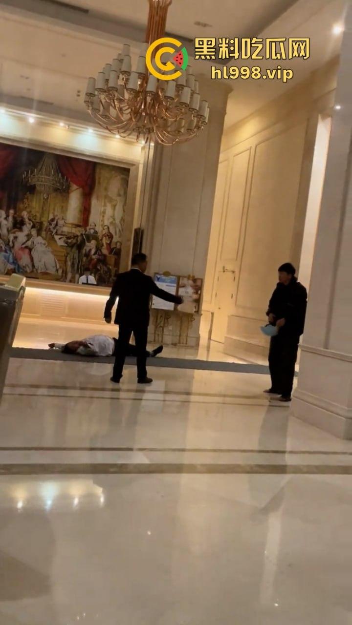 湖北武汉一酒店大堂醉酒男子爆打外卖小哥 视频曝光满口污言秽语-1