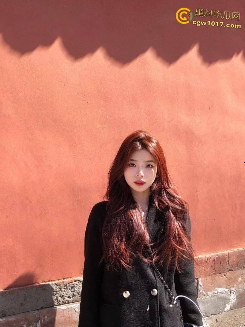 杭州高颜值美女【邓莹莹】，和男友租房日常做爱曝光，口交足交轮番榨精，狗链牵引女上骑乘，后入爆操淫叫连连！-1