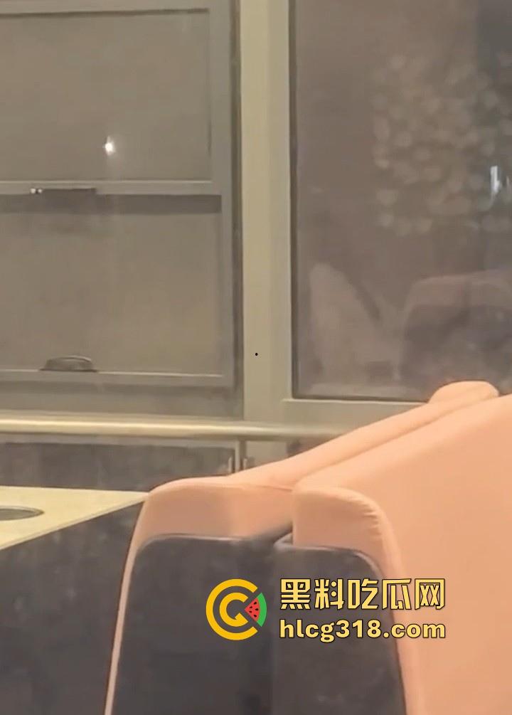 武汉生物工程学院社团师姐【林鹤敏】跟学长男友性爱爆发在二楼食堂直接开炮，被学弟偷拍曝光！-5