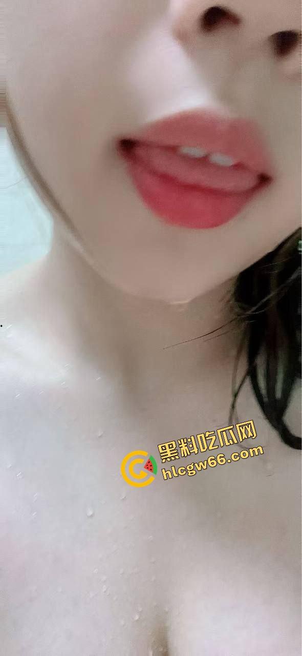 冷白皮美乳骚货【瑶瑶】居家骚拍流出，一线天粉嫩鲍大开展示，掰逼喷水娇喘连连，求干求灌精！-12