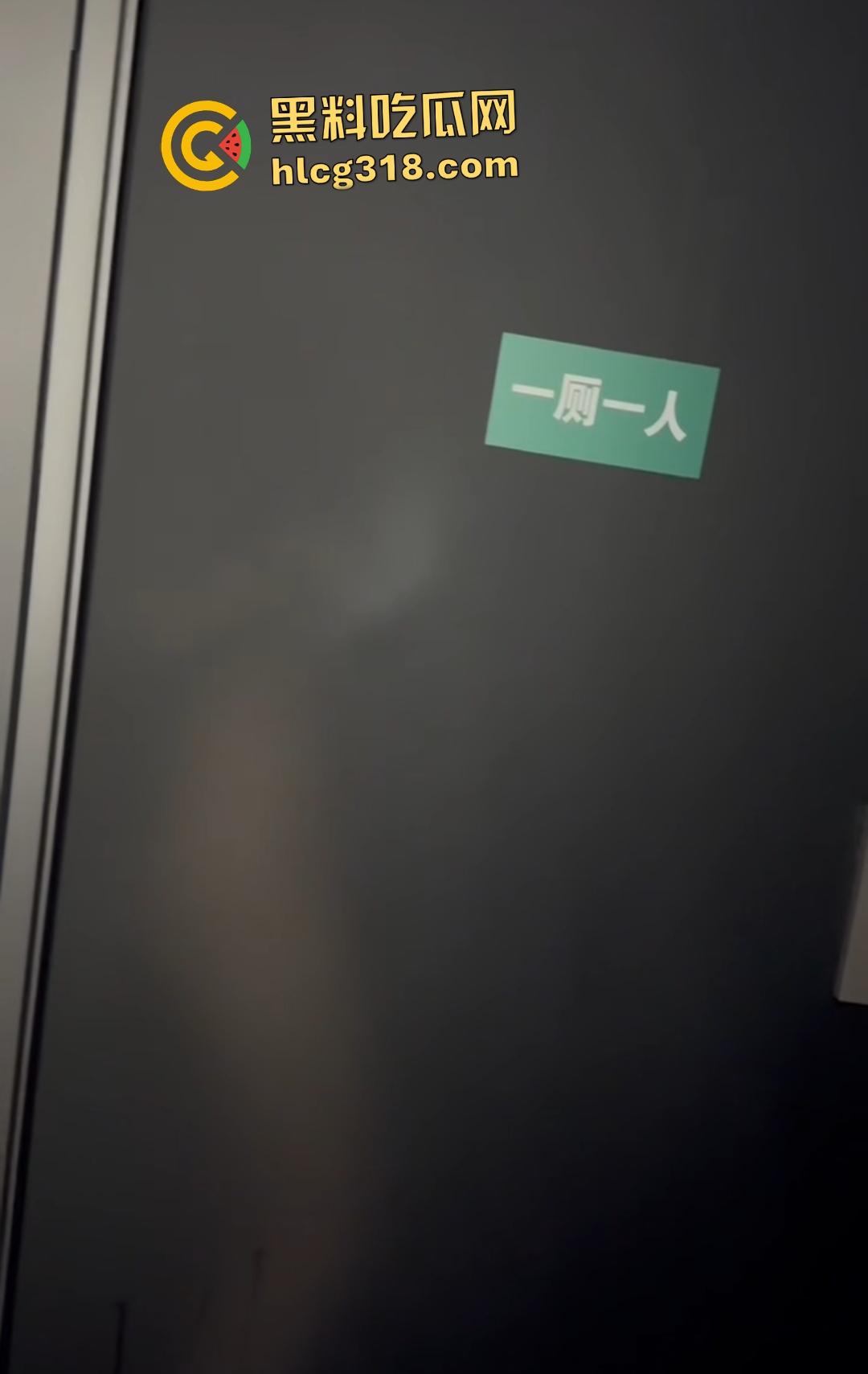 年轻狗男女酒吧厕所激情翻车！躲门后准备开干被拍照，安保竟敲门坏事，狗男女爽到一半直接萎缩！-5