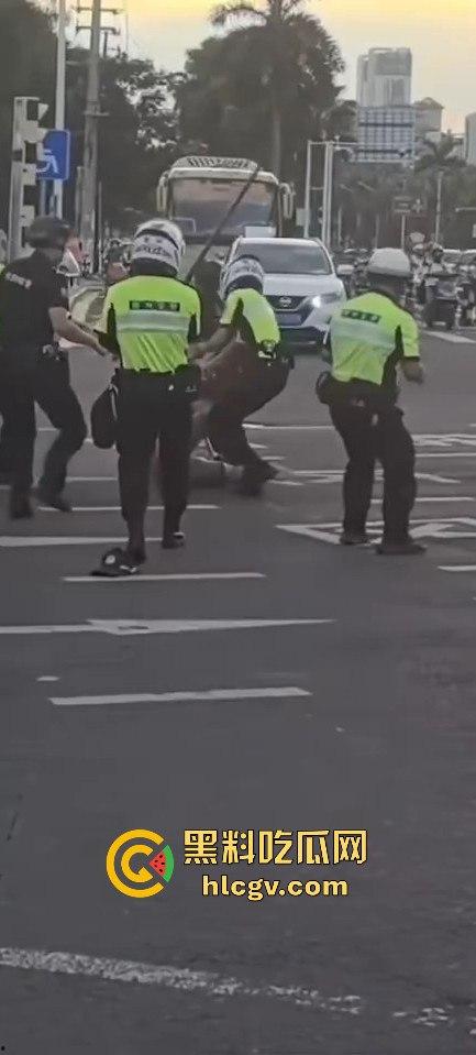 全国猛人集锦！拿刀挑衅警察还真不怂，结果被摁倒秒怂，真当自己是武林高手？-1
