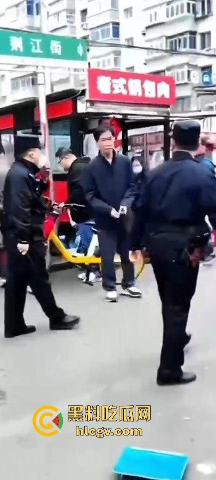 全国猛人集锦！拿刀挑衅警察还真不怂，结果被摁倒秒怂，真当自己是武林高手？-2