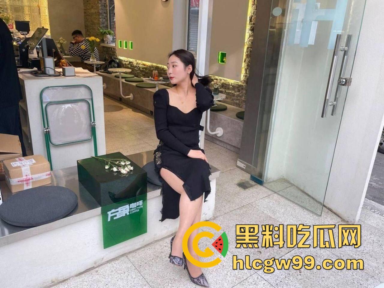 骚到骨子里的极品人妻『苗夏』被老公操到喷水，老公让她跪舔鸡巴，换情趣制服轮流操口爆露出直接让人榨干！-2