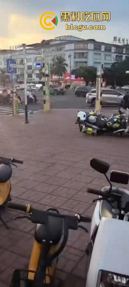 全国猛人集锦！拿刀挑衅警察还真不怂，结果被摁倒秒怂，真当自己是武林高手？-10