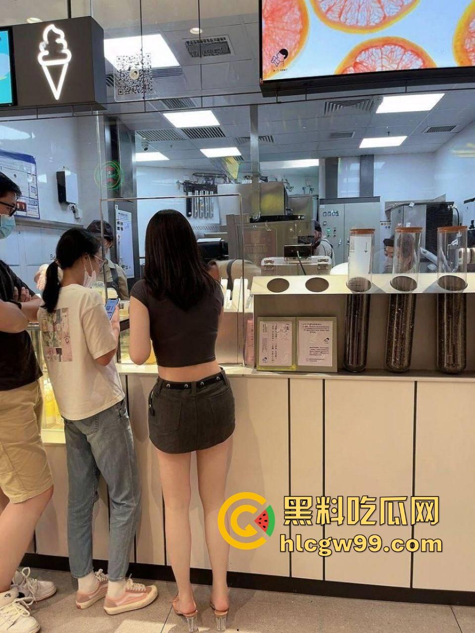 骚到骨子里的极品人妻『苗夏』被老公操到喷水，老公让她跪舔鸡巴，换情趣制服轮流操口爆露出直接让人榨干！-8